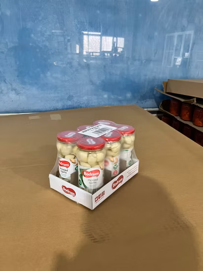 Aglio marinato in salamoia confezionato in vasetti di vetro per la vendita al dettaglio