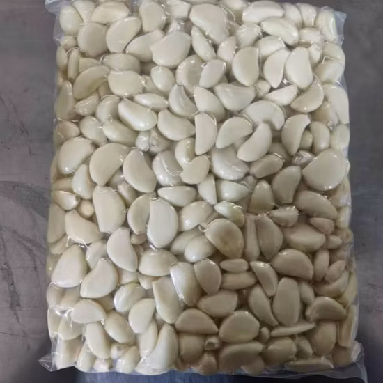 Spicchi d'aglio sbucciati e salati in salamoia di prima qualità